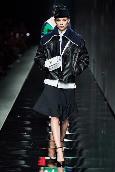 Look 15